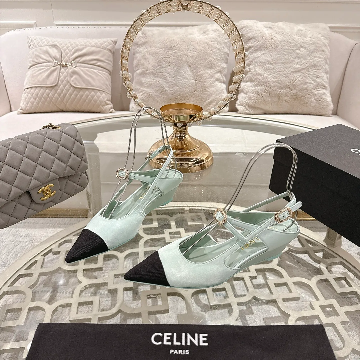 👟👟Ex-factory price 540👟👟 Chanel Xiaoxiang 25ss early spring new product silk satin sandals series French style, so beautiful that it is so beautiful! This is what an elegant and romantic fairy should be like! The minimalist color scheme and silk satin are deeply rooted in people's hearts. It goes well with skirts or casual wear! Fabric: Made of original customized silk Lining: Sheepskin Outsole: Genuine leather outsole imported from Italy Heel height: 4.5cm Size: 35-39 (40.41.42 customization is non-refundable)